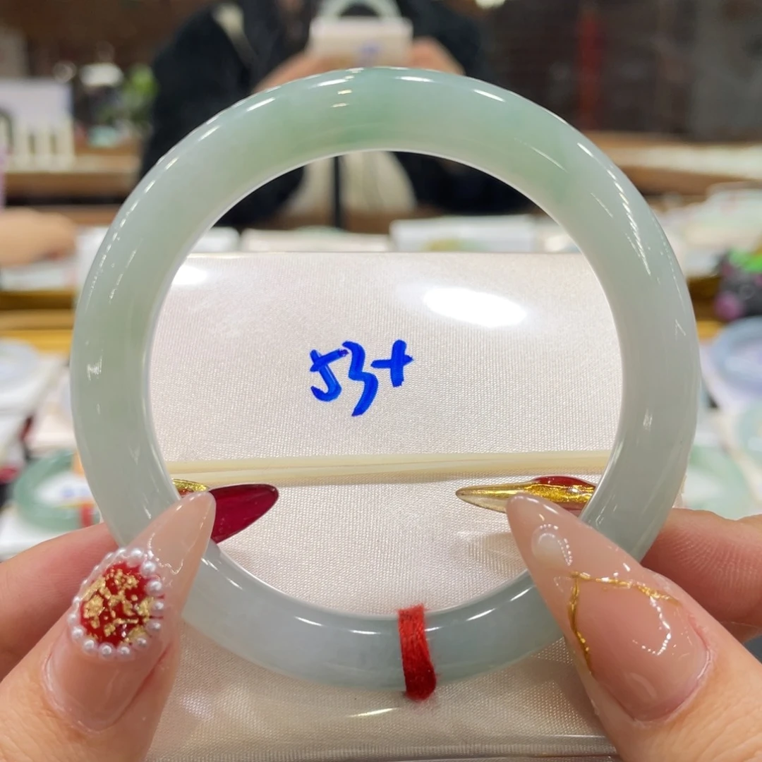 翡翠手镯未镶嵌翡翠