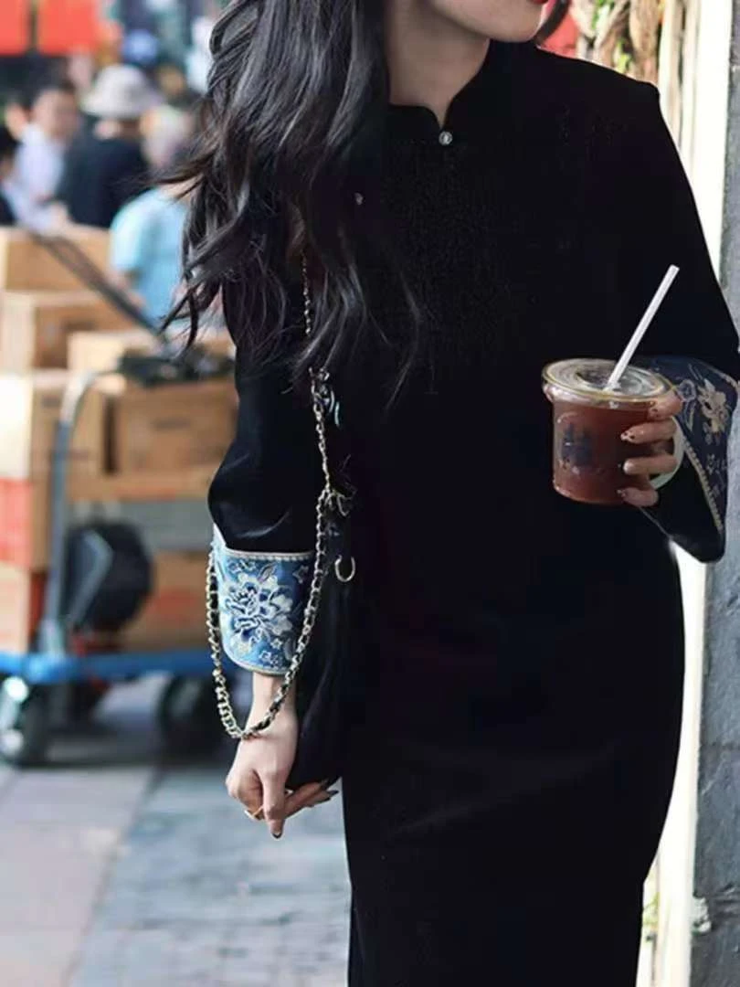 年轻款每美黑色细闪刺绣宽边旗袍