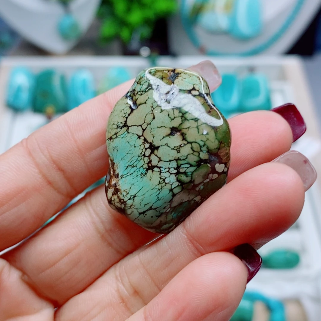 绿松石未镶嵌颈饰