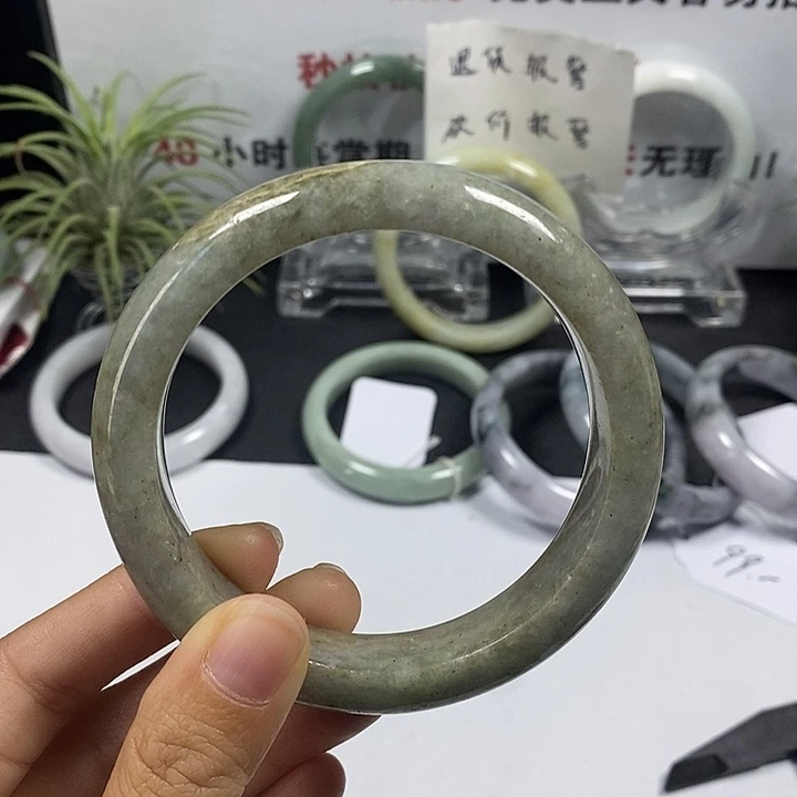 未镶嵌手镯翡翠42号。 63圈