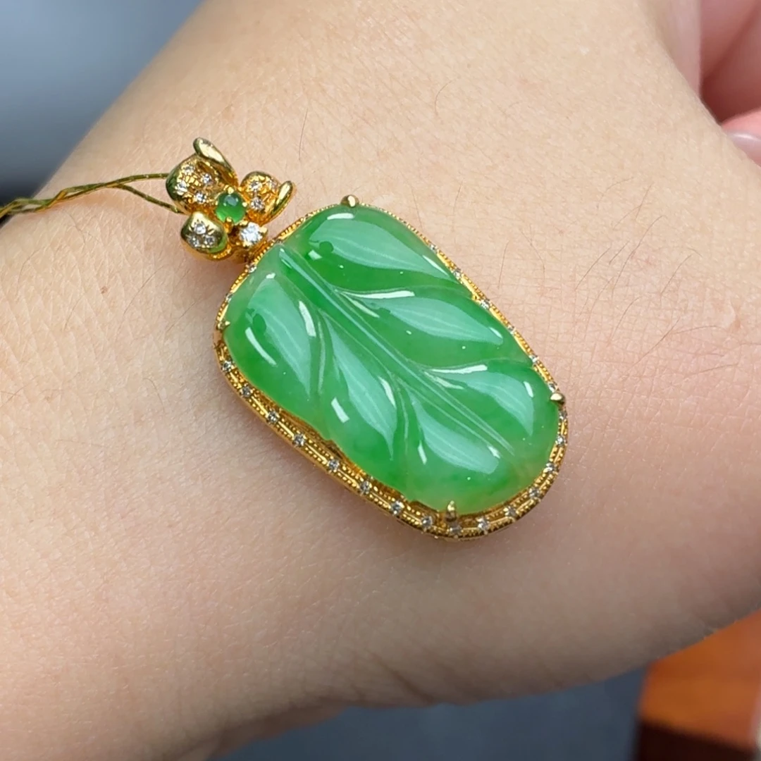 翡翠18K金镶嵌颈饰