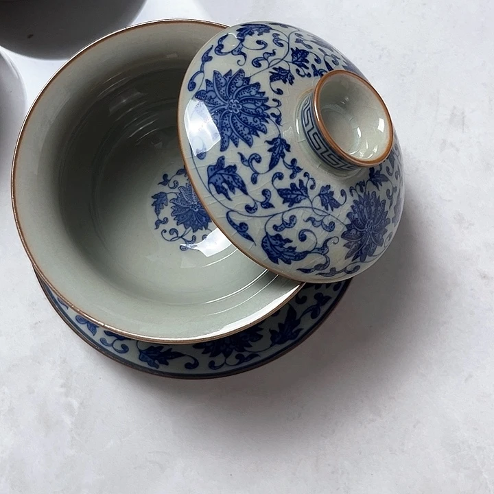 青花缠枝莲元宝盖碗