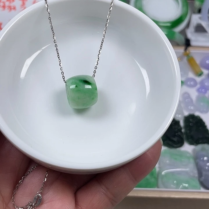 翡翠未镶嵌吊坠(不含链)飘绿大路路通