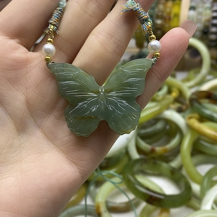 岫玉未镶嵌颈饰蝴蝶