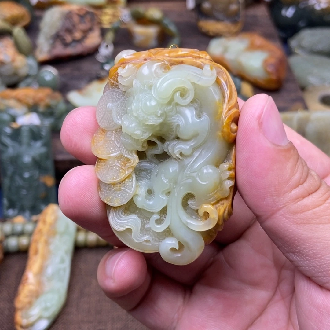 老***董未镶嵌岫岩河磨玉（透闪石质玉）珠宝奇石