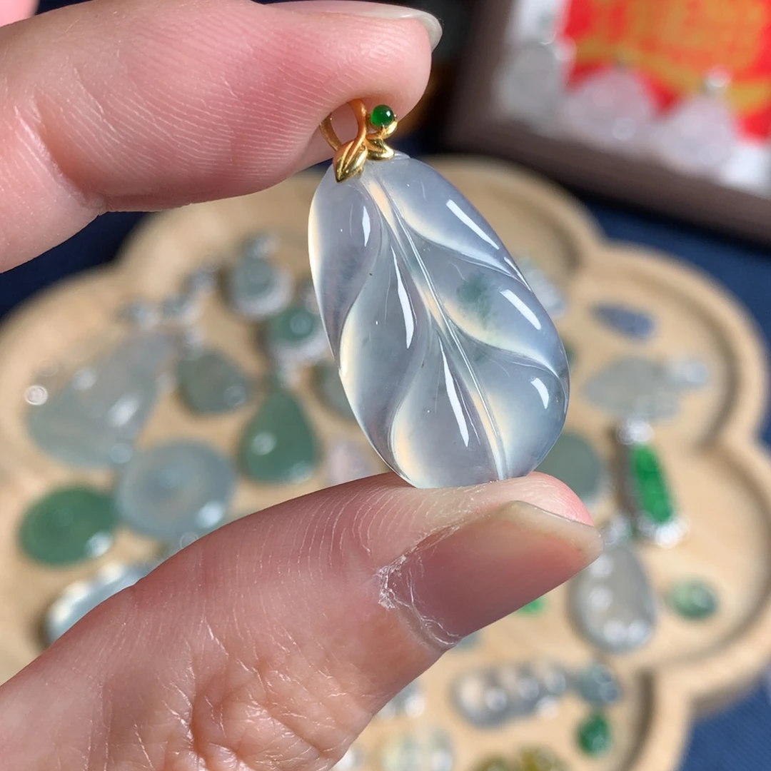 翡翠18K金镶嵌颈饰叶子