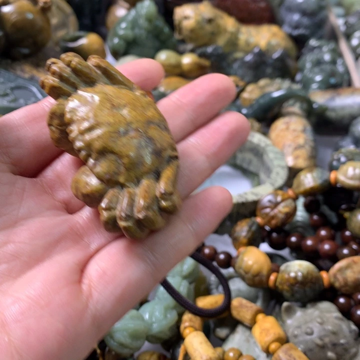 未镶嵌岫岩河磨玉（透闪石质玉）把件