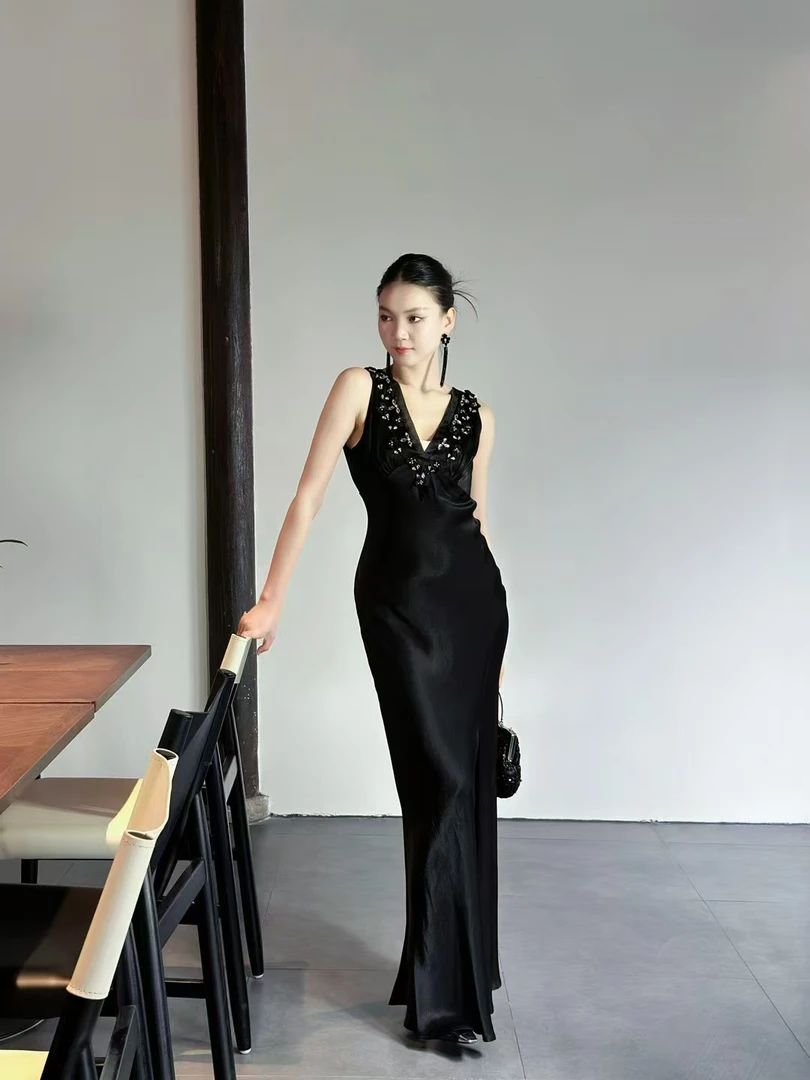 重工高奢时尚洋气显瘦气质钉珠V领连衣裙03