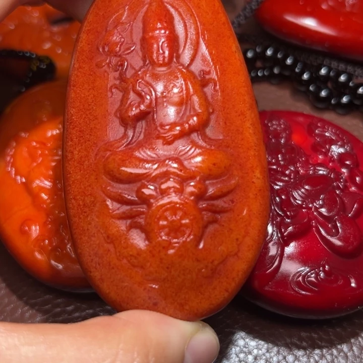 王***涵和田玉未镶嵌颈饰