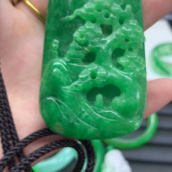 高端绿色山水牌吊坠