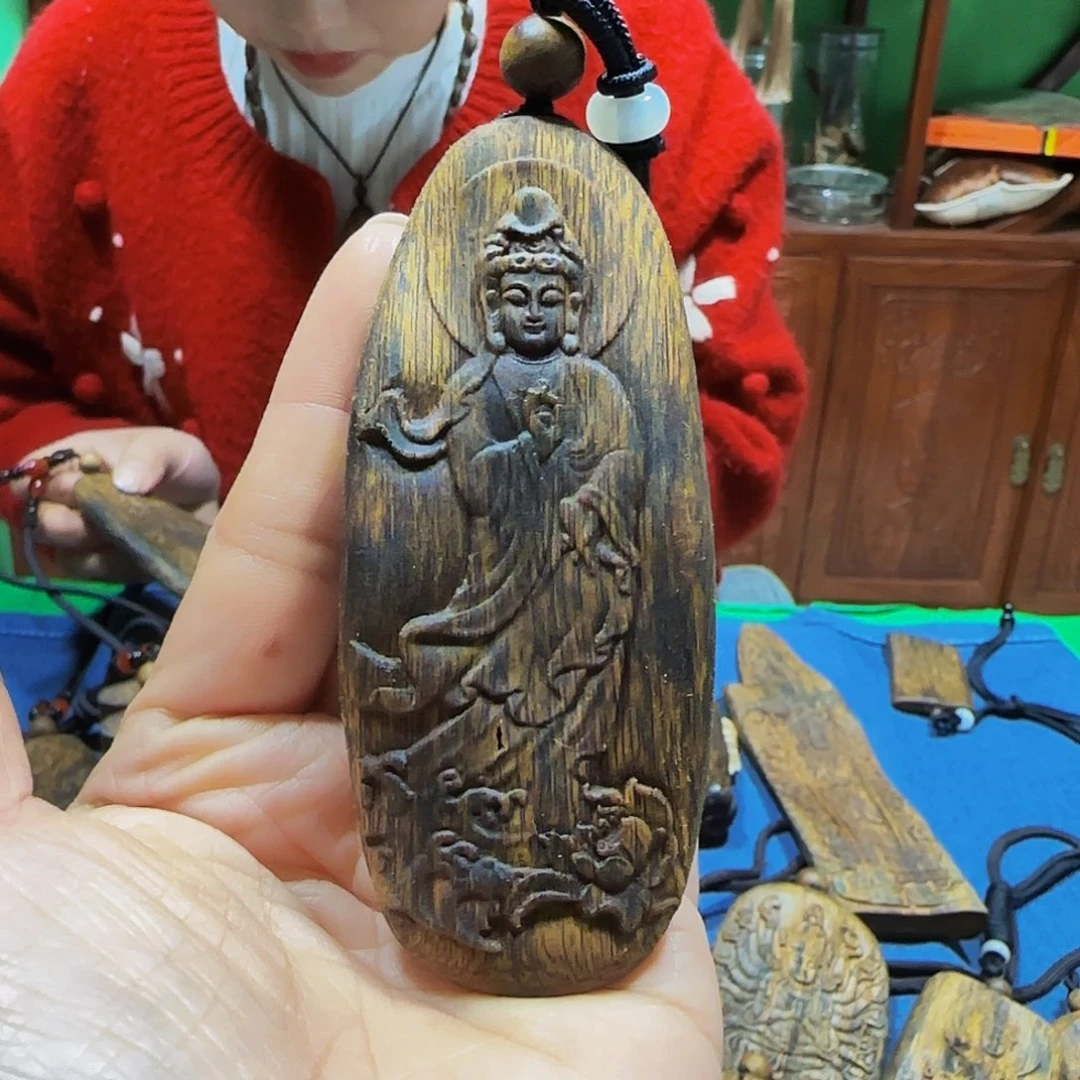 沉香碎屑沉香海南白奇乌身老料瘤疤观音带绳25克