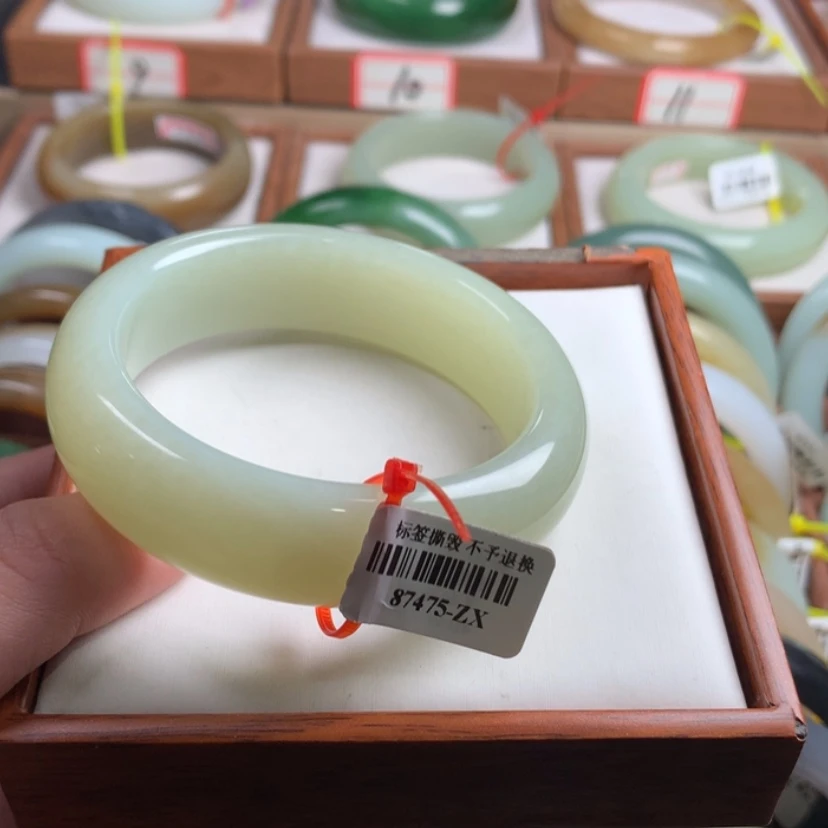 【闪购商品】和田玉手镯未镶嵌57