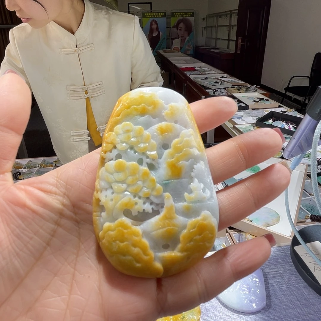 翡翠未镶嵌颈饰一个