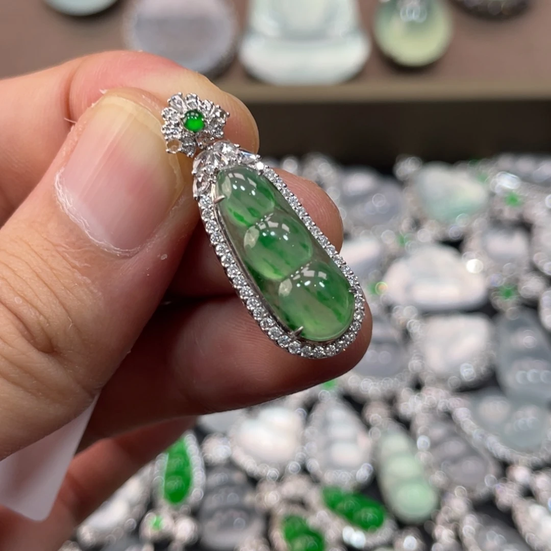 翡翠18K金镶嵌颈饰豆子