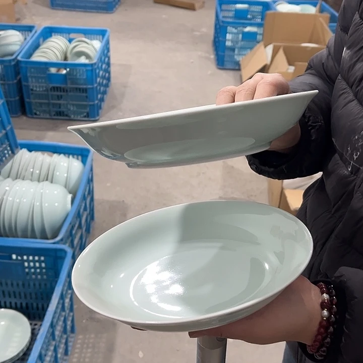 瓷片青瓷八英寸深盘两个，微瑕包邮