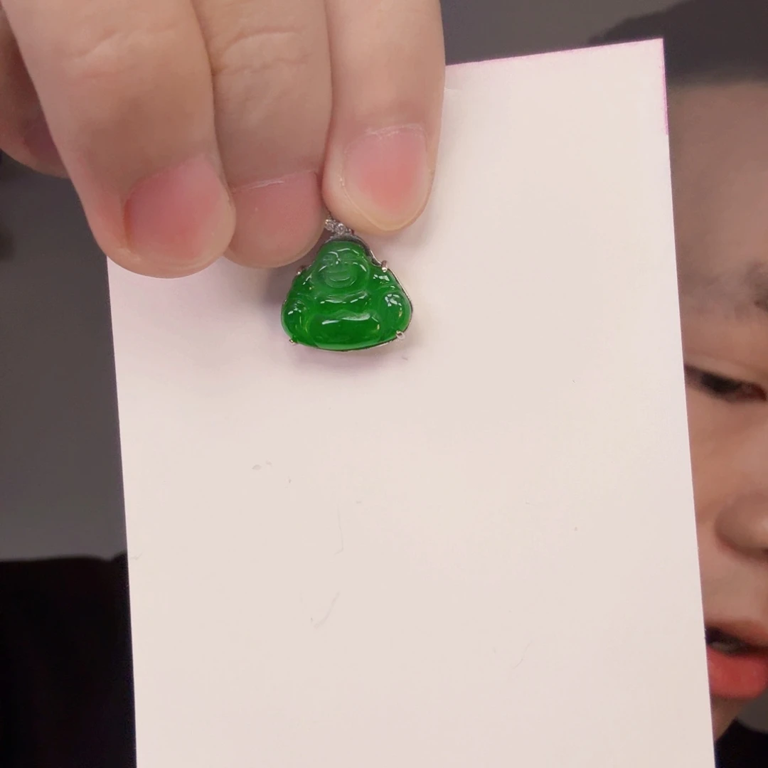 翡翠未镶嵌颈饰一件