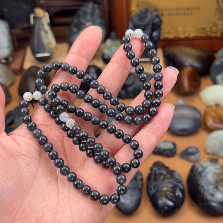 吴****和田玉未镶嵌颈饰