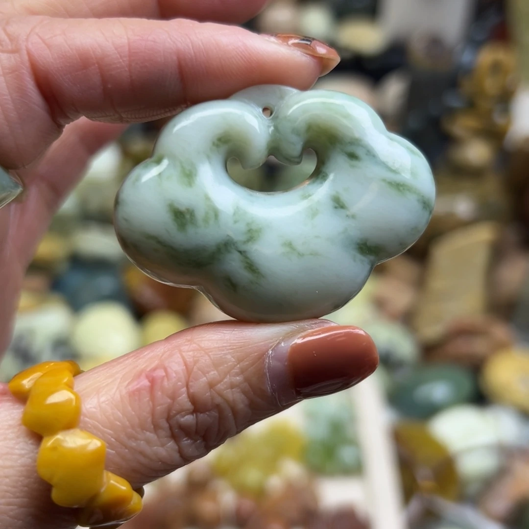 岫玉未镶嵌颈饰油翠锁