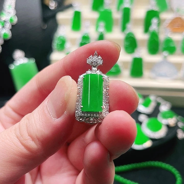 翡翠吊坠(不含链)18K金镶嵌无事柱