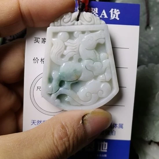 翡翠未镶嵌颈饰挂件