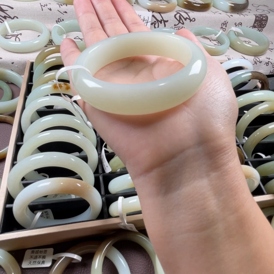 和田玉未镶嵌手镯