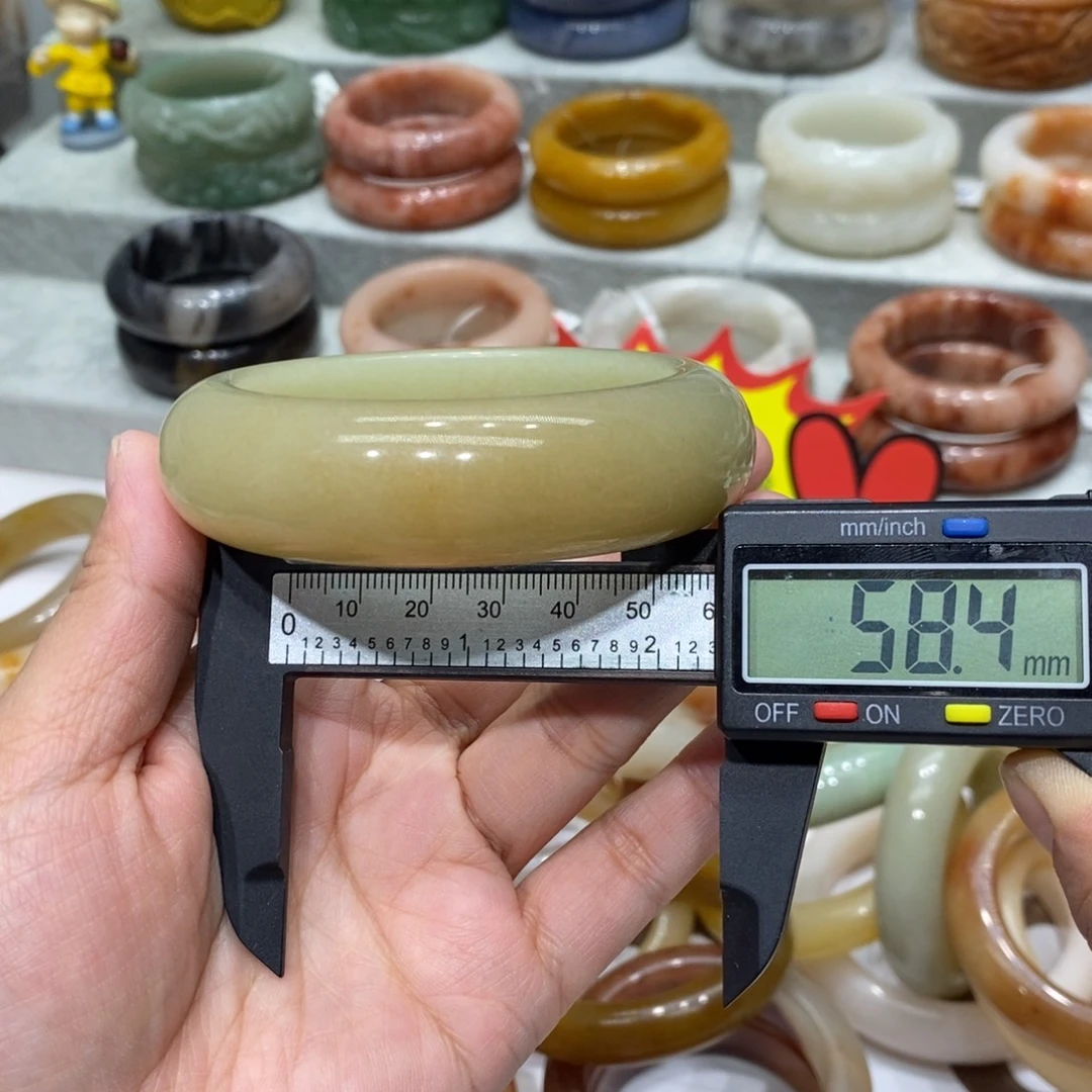 石英岩玉未镶嵌手镯