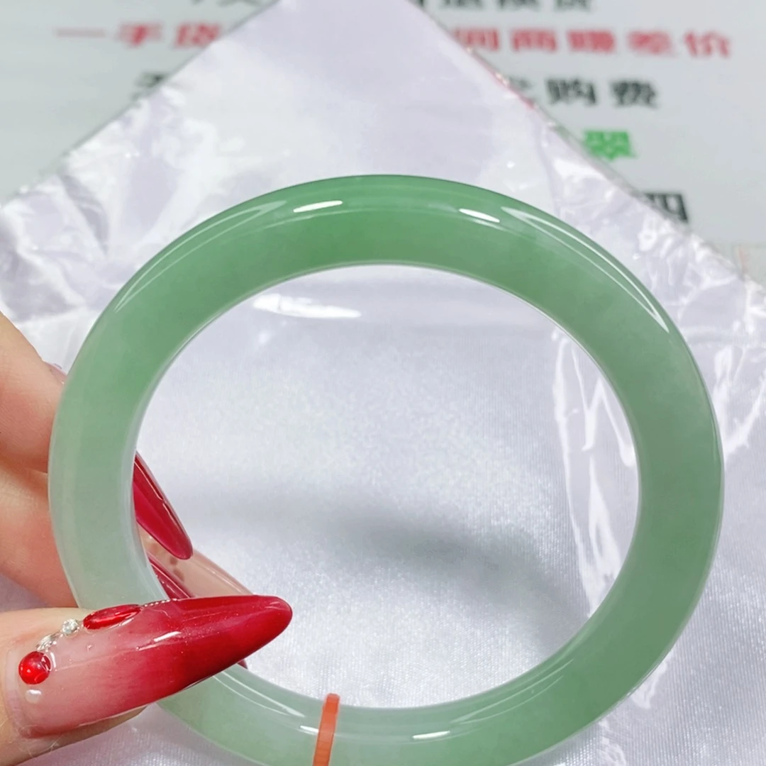 翡翠手镯未镶嵌55.4圈。