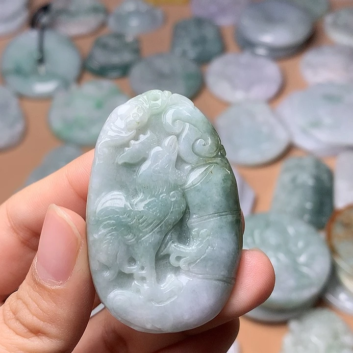 翡翠未镶嵌颈饰鸡牌