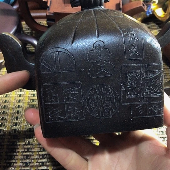 紫砂茶壶原矿泥料手工制作的紫砂壶。