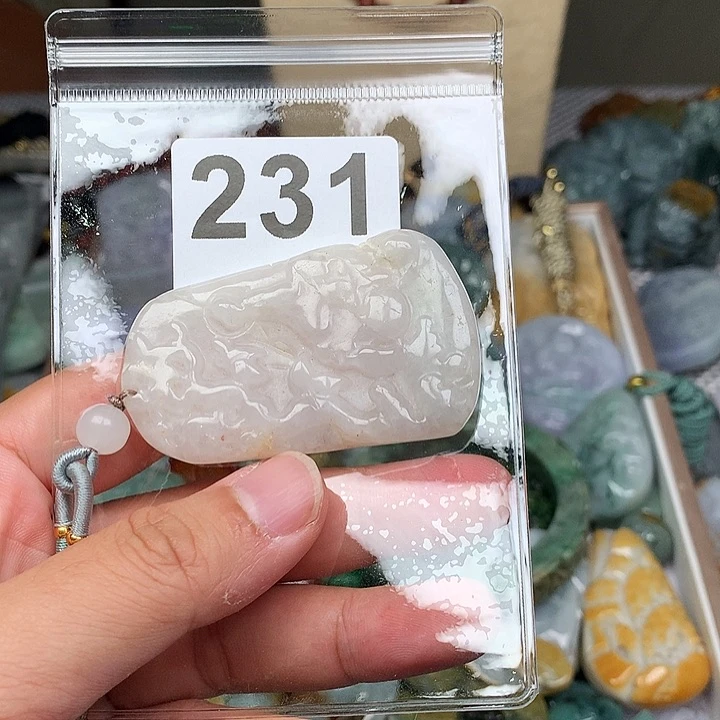 翡翠未镶嵌颈饰晓*熊翡翠