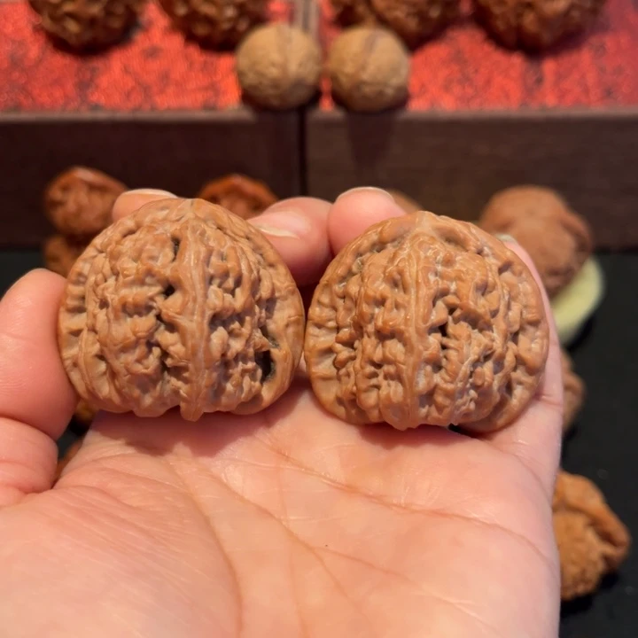 文玩核桃吊坠三角白