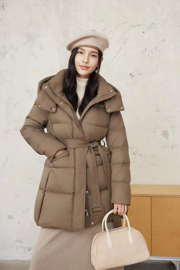 【COCO MARKIE】轻柔绚丽 丨韩版时尚束腰中长款连帽羽绒服DZ3075