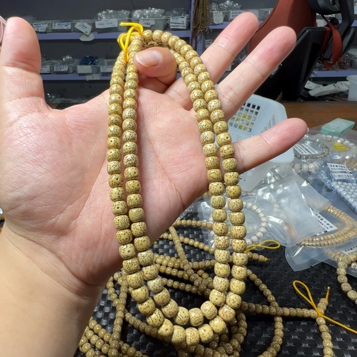 吊坠星月菩提鸡油黄8×7左右108颗