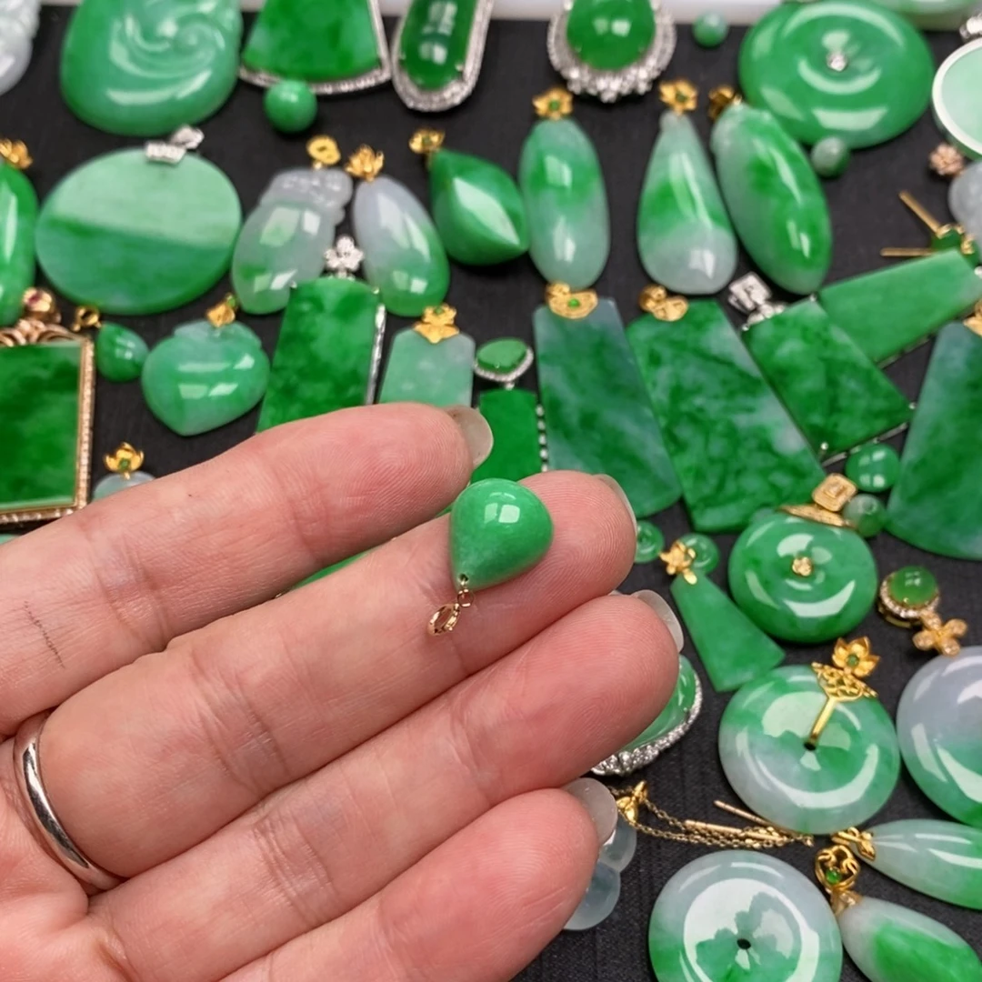 翡翠18K金镶嵌颈饰翡翠