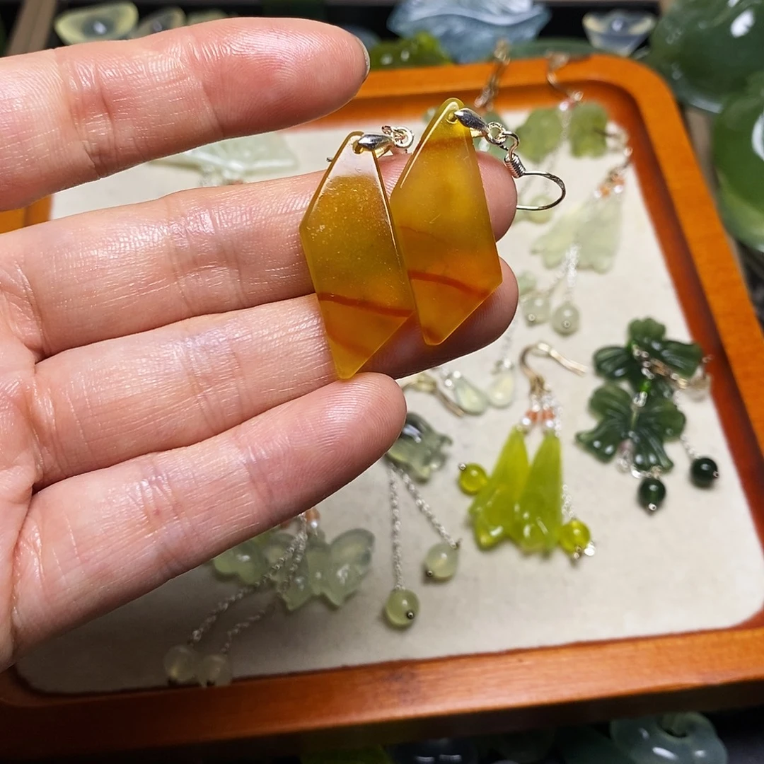 魏***馨蛇纹石玉未镶嵌颈饰