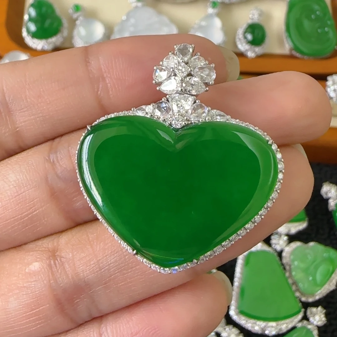 翡翠18K金镶嵌颈饰吊坠