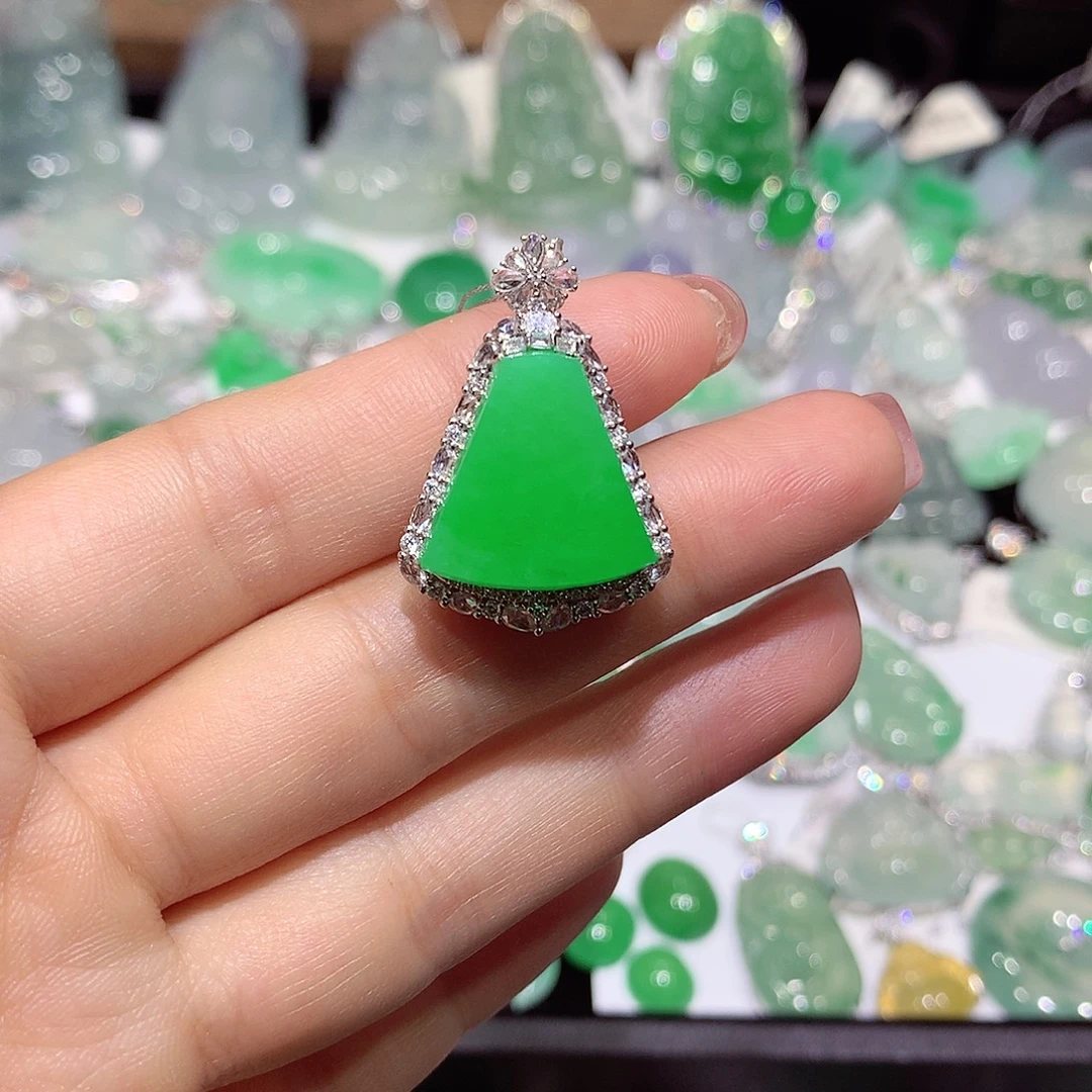 翡翠18K金镶嵌颈饰牌