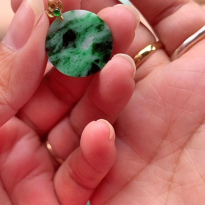 翡翠18K金镶嵌颈饰翡翠