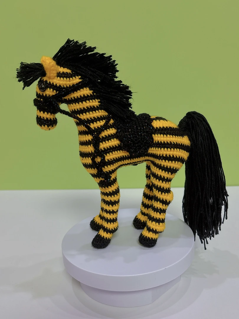 手工钩织金斑马成品摆件