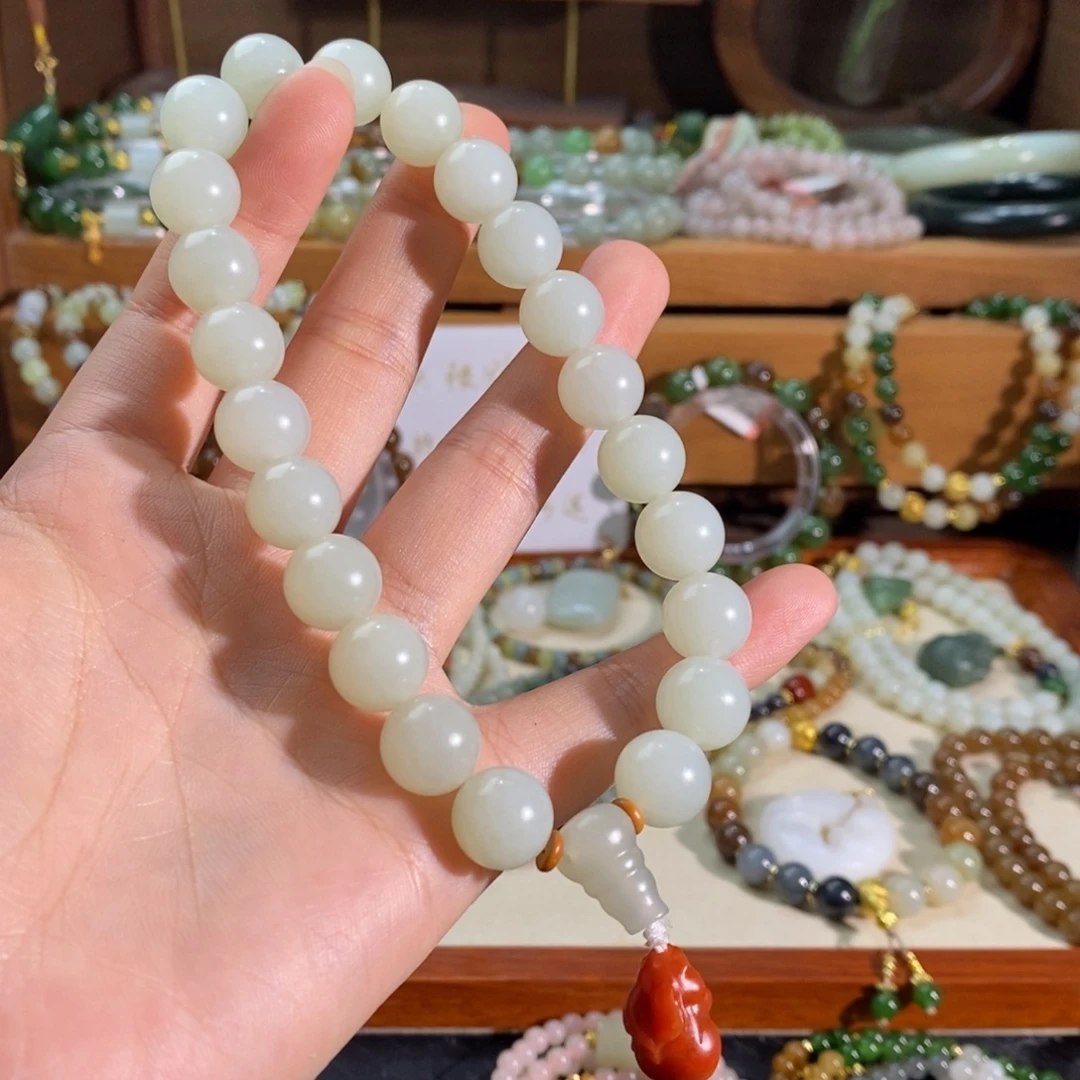 修***逸和田玉未镶嵌颈饰