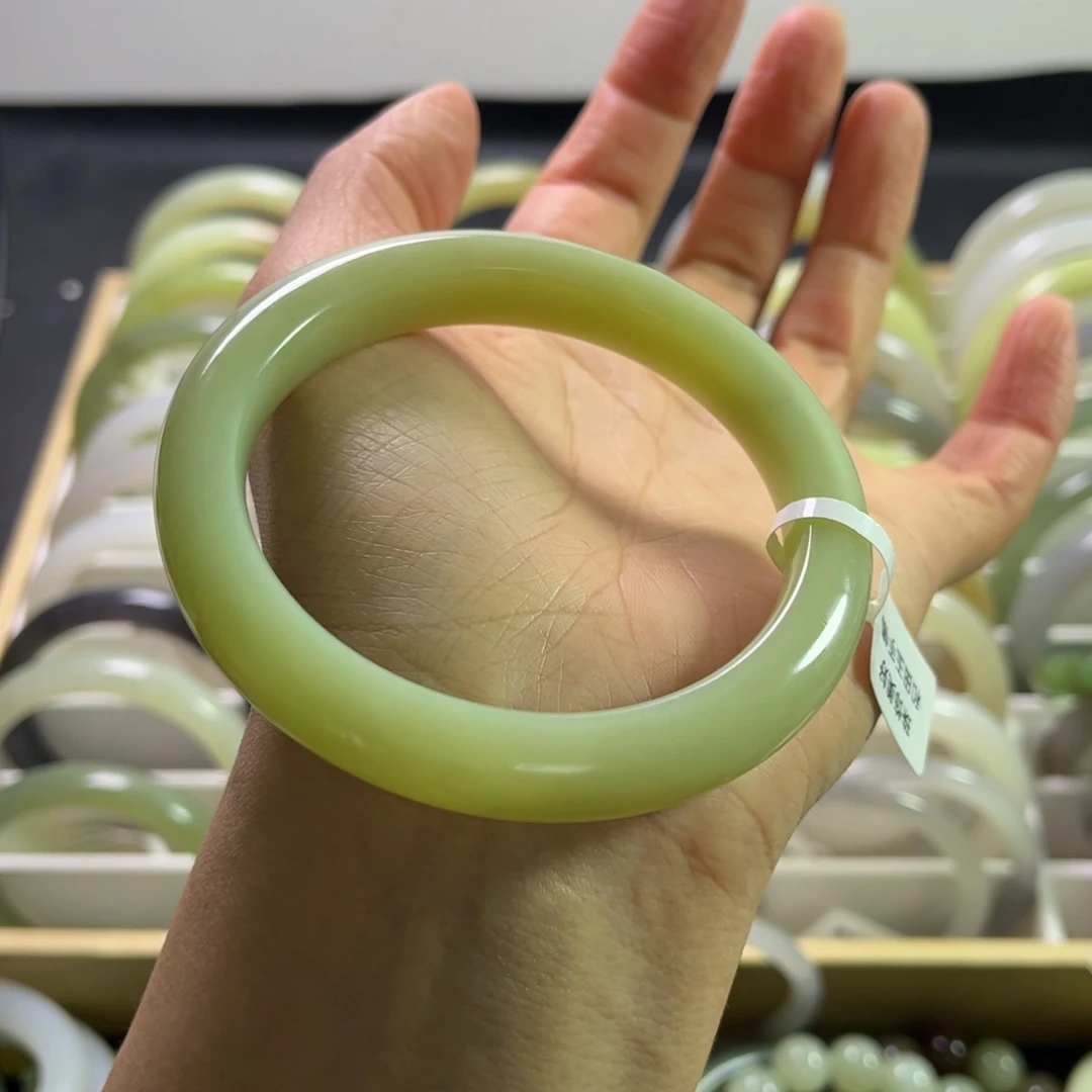 和田玉手镯60圈口未镶嵌