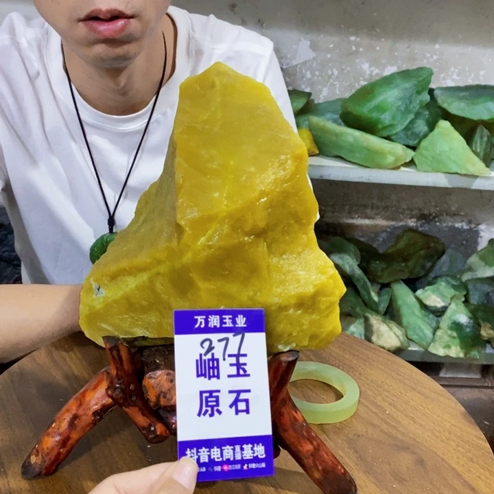 蛇纹石玉未镶嵌原石苏*