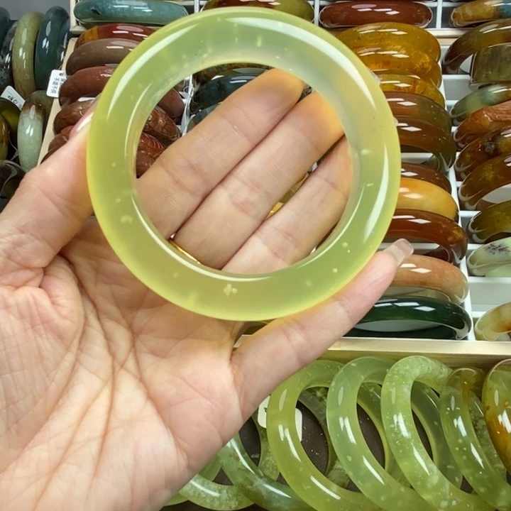 蛇纹石玉手镯未镶嵌?**馨