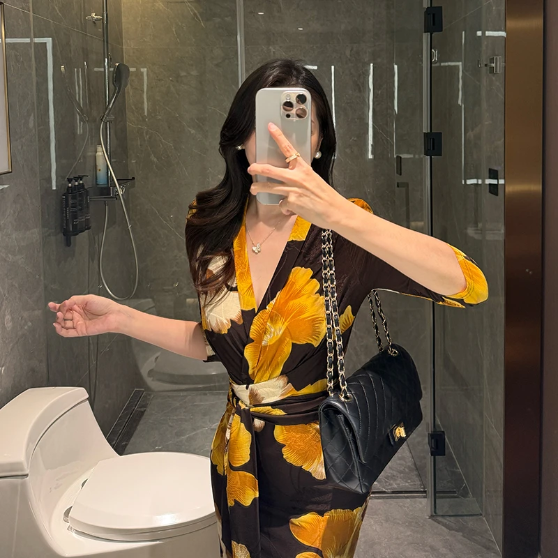 【人间富贵花】提花连衣裙女秋季新款性感V领绑带收腰修身包臀裙