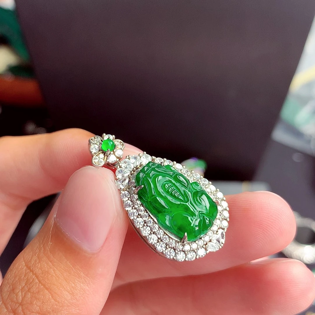 翡翠未镶嵌颈饰挂件