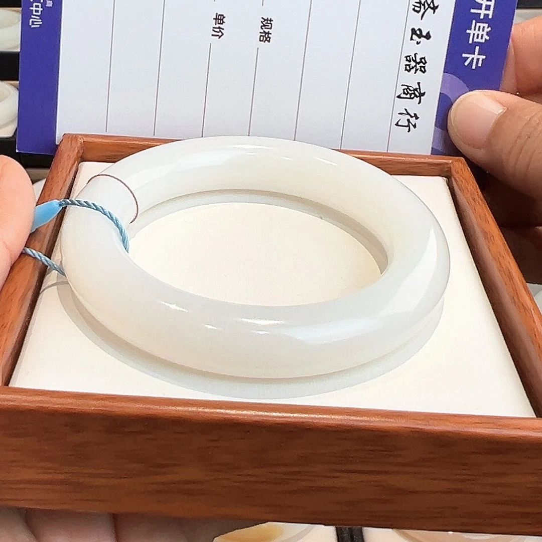 薄***姐和田玉未镶嵌手镯