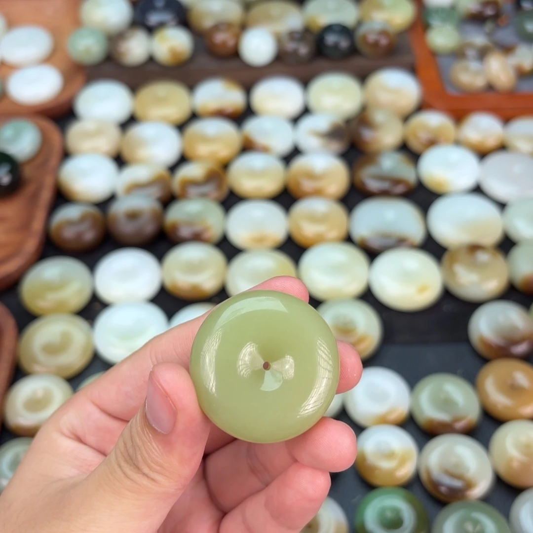 洪***嘎和田玉未镶嵌颈饰