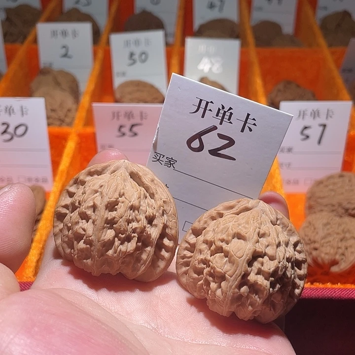 吊坠桃核白狮子41尺