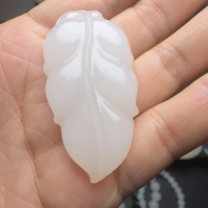 天然新疆羊脂白树叶吊坠