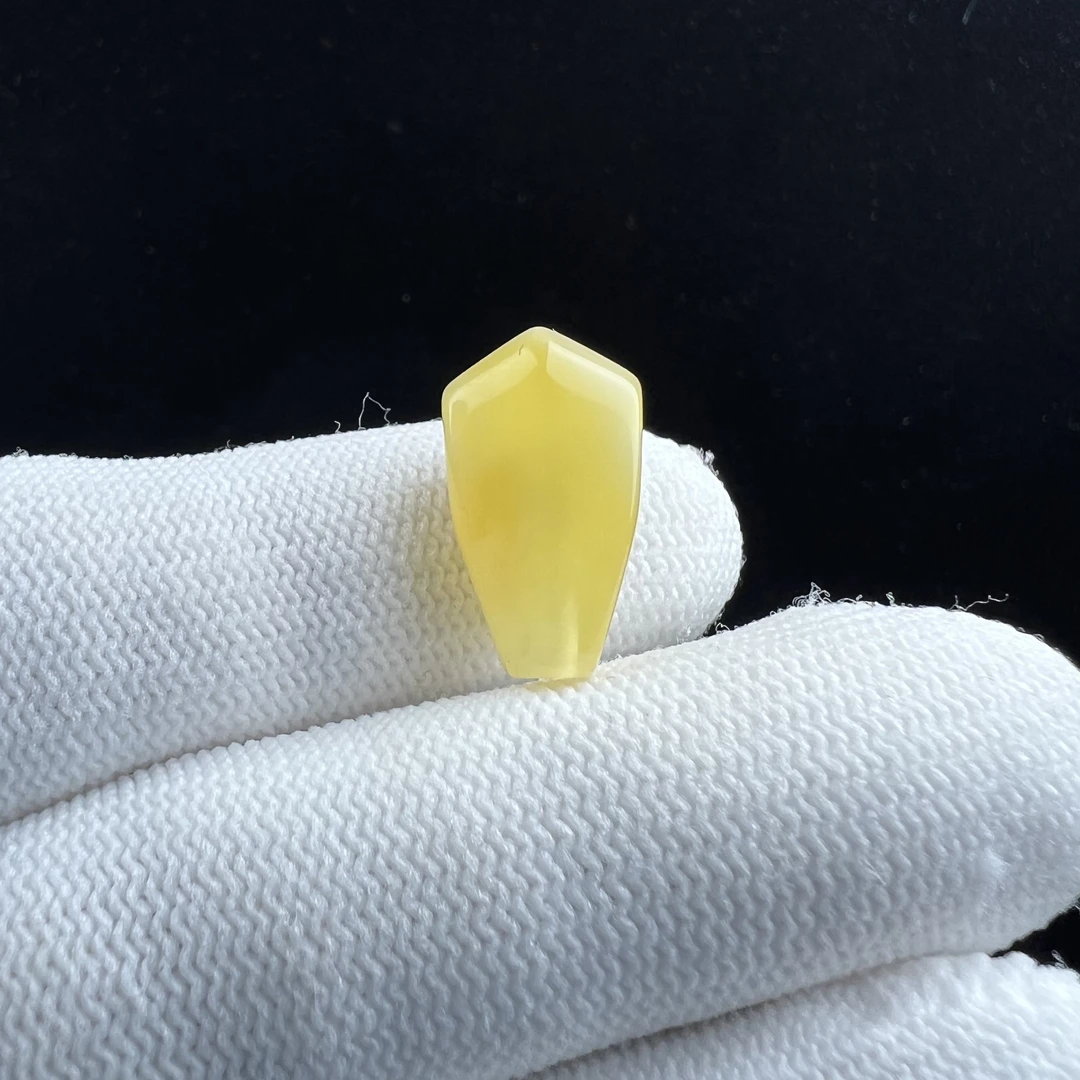 R1719天然蜜蜡俄料鲨鱼背三通11X19mm T009